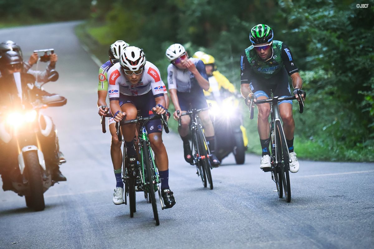 山本大喜（KINAN Cycling　Team）、アイラン・フェルナンデス（マトリックスパワータグ）ら5名の逃げ集団がレース半ばに容認された