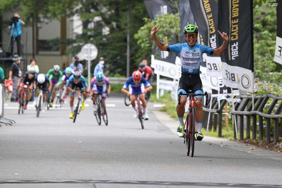 ジュニア　残り2周から単独先行した岡崎一輝（Yamanakako Cycling Team）が逃げ切って優勝