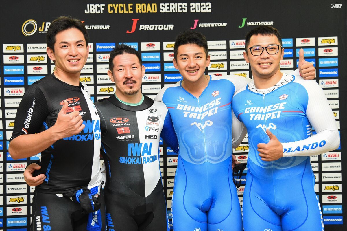 男子スプリント決勝を戦った岩井商会レーシングと Taiwan R.O.Cのメンバー