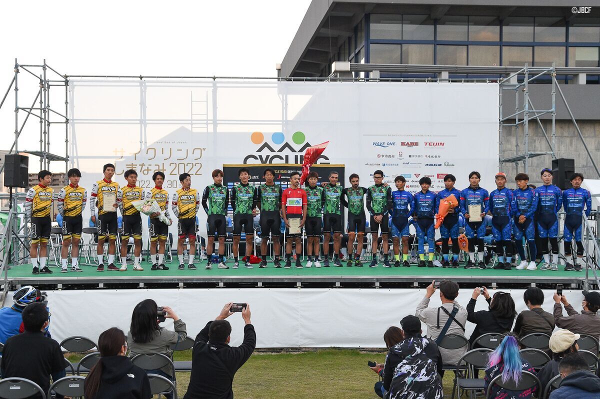 Jプロツアー年間表彰式　チーム総合　左から2位（弱虫ペダルサイクリングチーム）、優勝（マトリックスパワータグ）、3位（愛三工業レーシングチーム）。